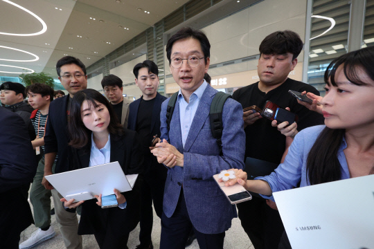 영국에서 유학 중인 김경수 전 경남지사가 노무현 전 대통령 추도식 참석을 위해 19일 인천국제공항을 통해 귀국한 뒤 취재진의 질문에 답하고 있다. 연합뉴스